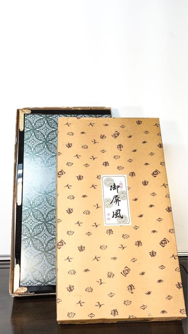 虎と竹林を描いた金箔屏風