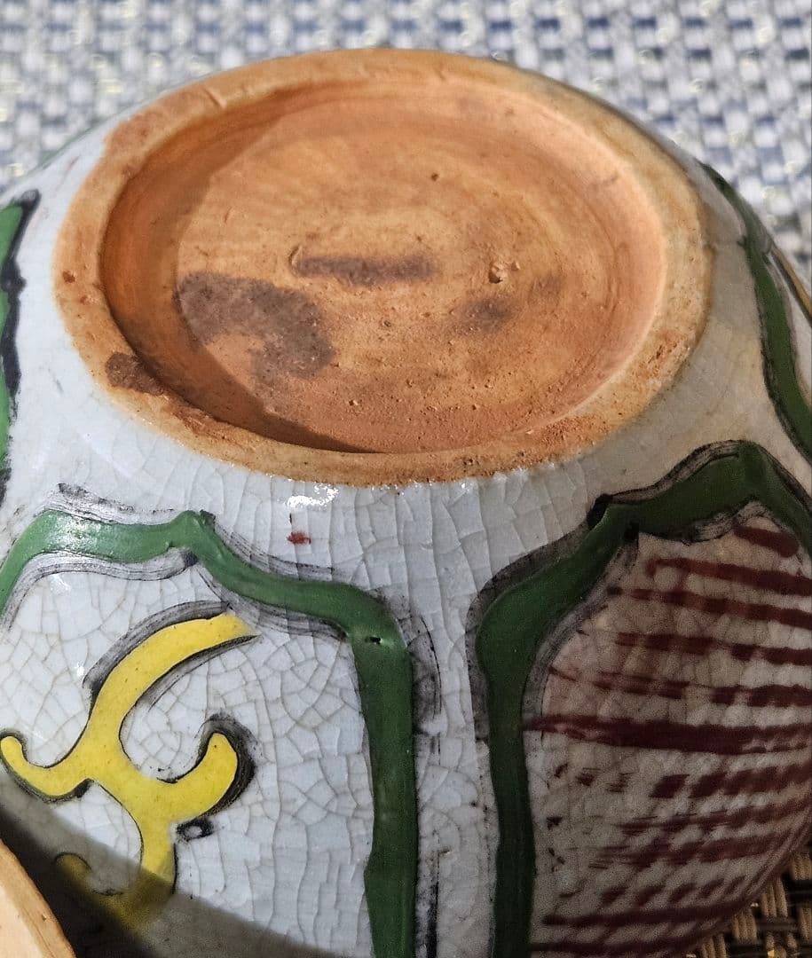 中国古美術　中国古陶磁器　中国南方系　 古安南　色安南　花図　斜線文　香合　合子