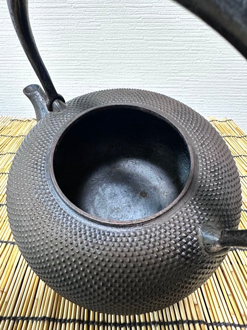 ＵＳＥＤ、良品　南部秀山堂　佐藤 勝弘作　１８型アラレ　鉄瓶　南部鉄瓶　南部鉄器