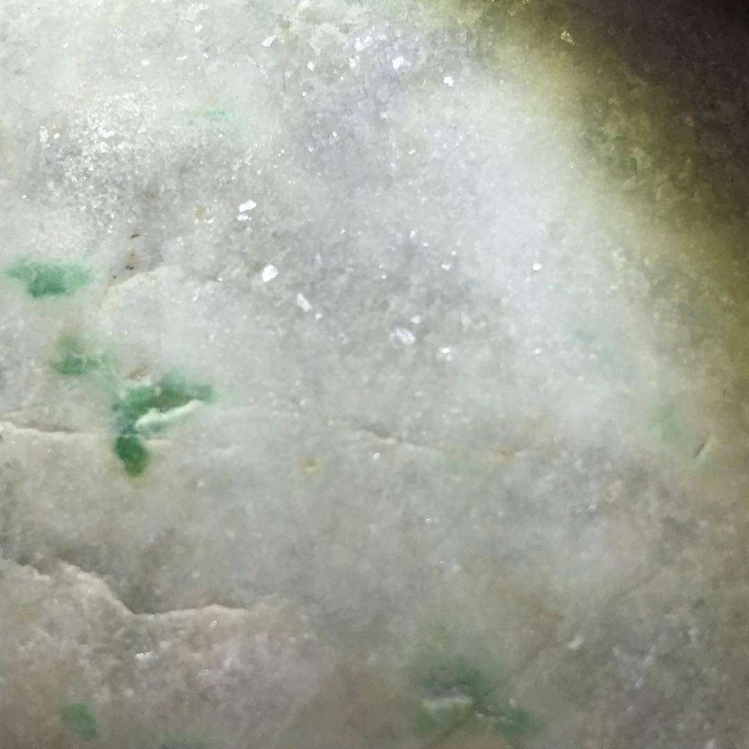 糸魚川翡翠　大きめ海石563g　白地に鮮やかな緑