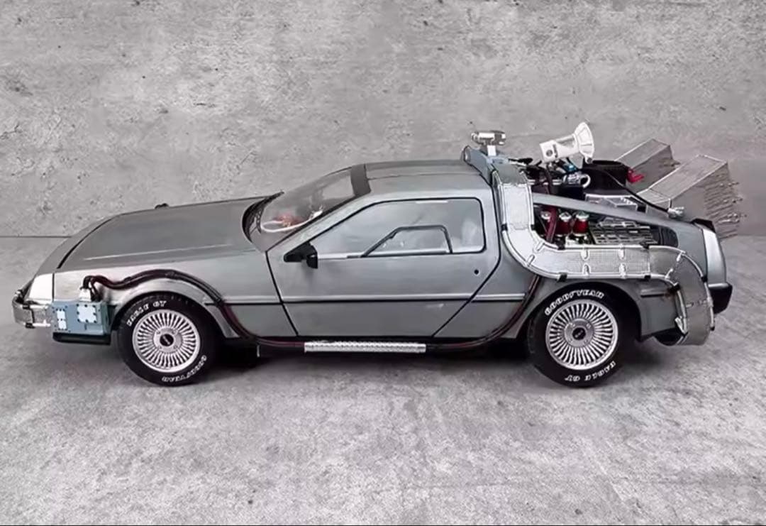 デロリアン 1/18スケール モデル Hot Wheels