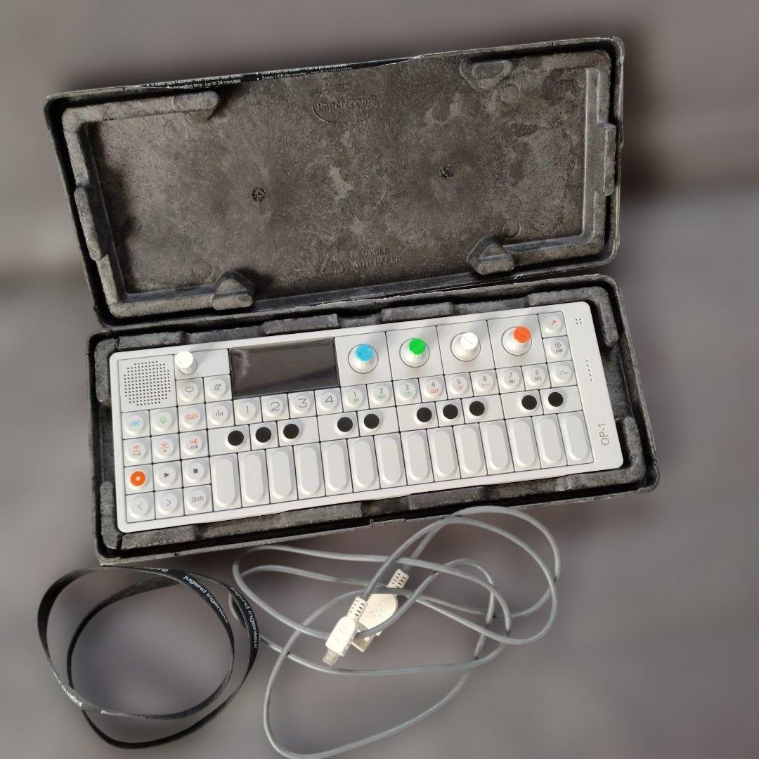 OP-1 Teenage Engineering　シンセサイザー ホワイト