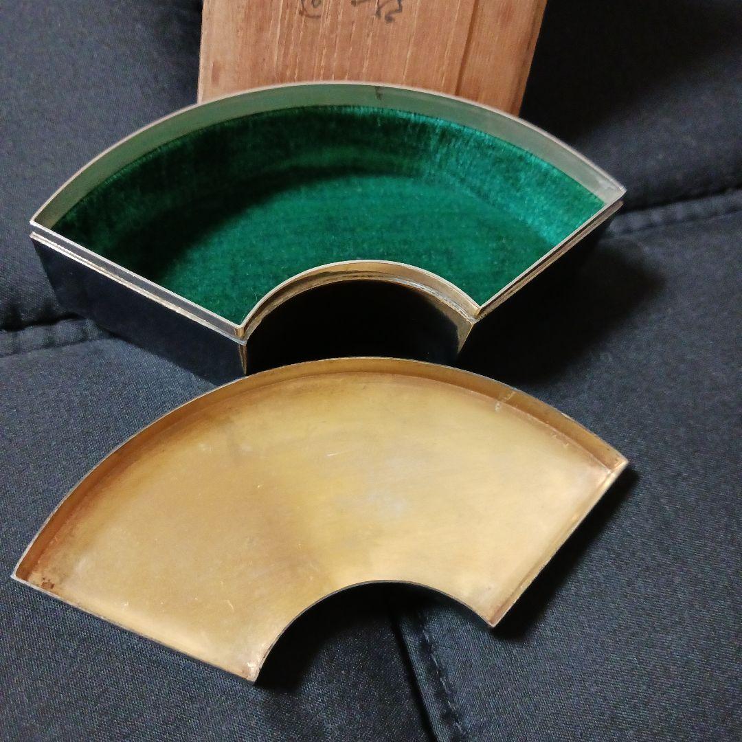 アンティーク生駒製 菊図　扇形工芸品 小物入れ木箱付き