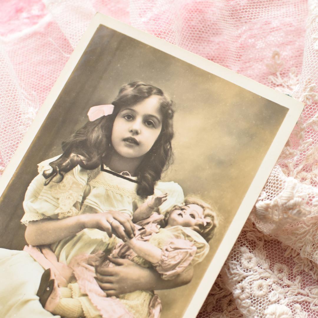 *アンティークポストカード　お人形を抱く愛らしい少女*