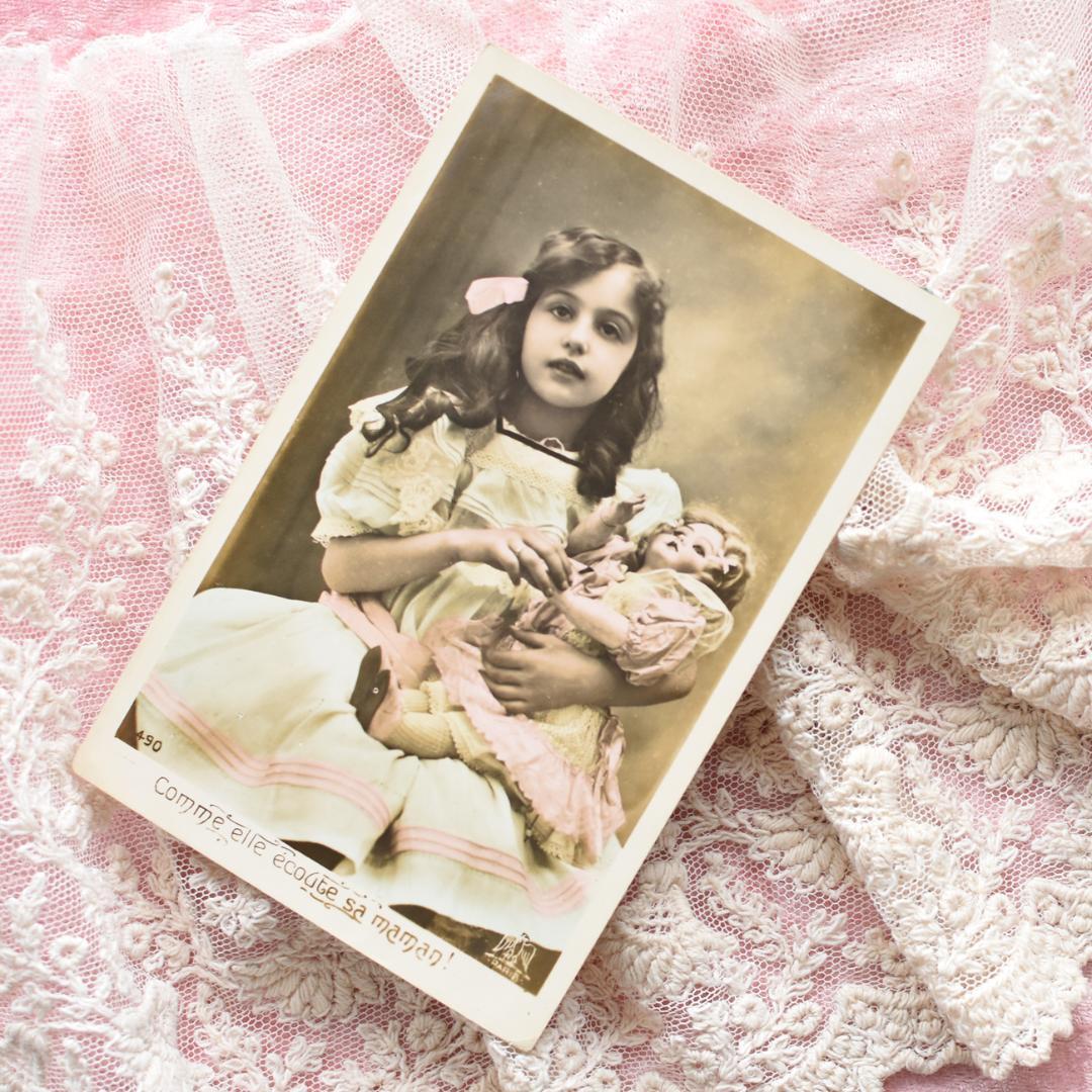 *アンティークポストカード　お人形を抱く愛らしい少女*