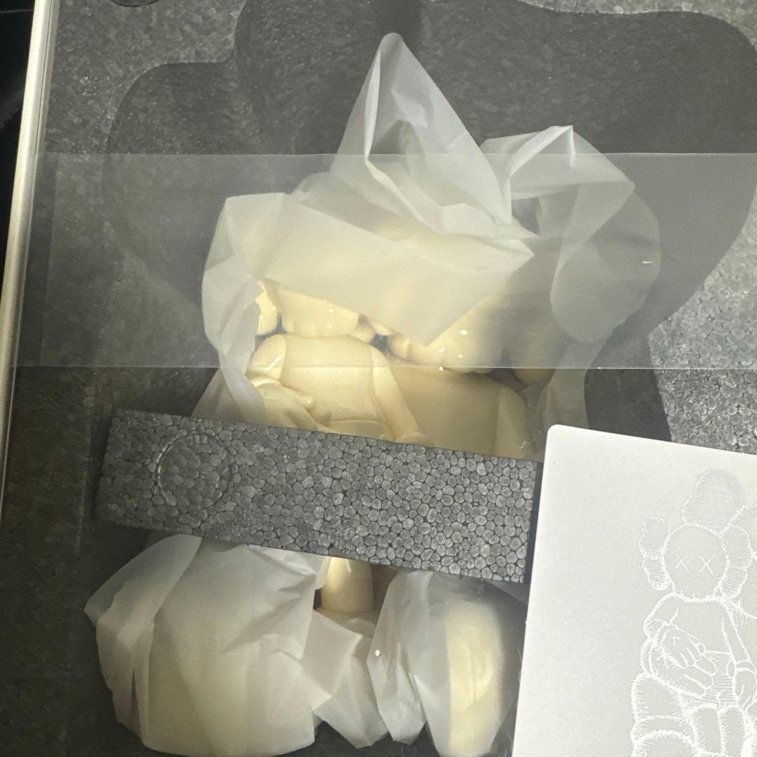 KAWS:HOLIDAYフィギュア　クリーム色ver. 未使用