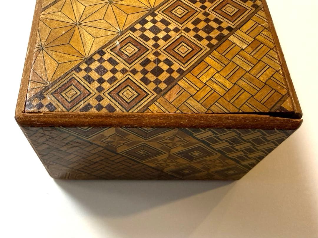 箱根寄木細工　秘密箱　からくり箱　ひみつ箱