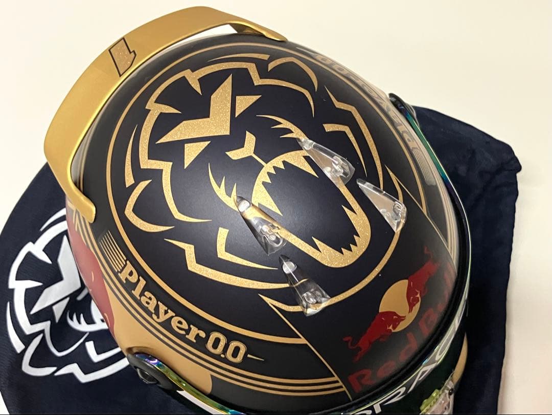 1/2 ヘルメット 2023 M.フェルスタッペン Wチャンピオン3連覇仕様