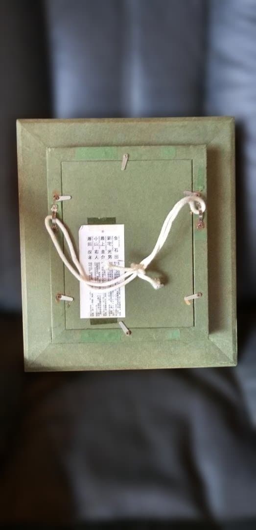 金色フレームの女性肖像画