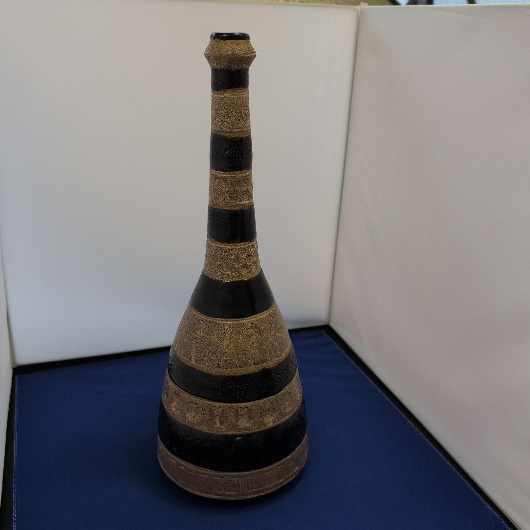 装飾的な黒と金の陶器ボトル