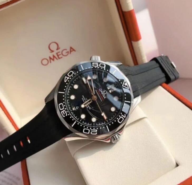 新品 シーマスター プラネット オーシャン 300M  自動巻き