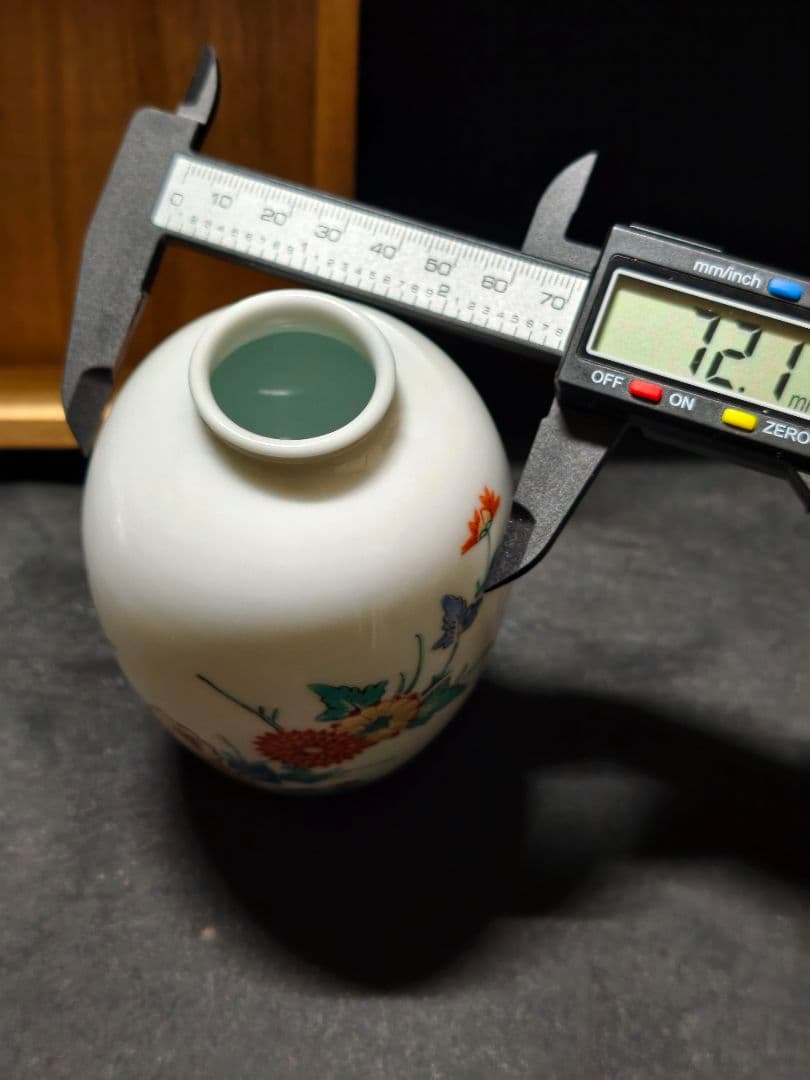 国重要無形文化財 十三代酒井田柿右衛門 錦菊鳥文花瓶　共箱 栞 古美術 蔵出し