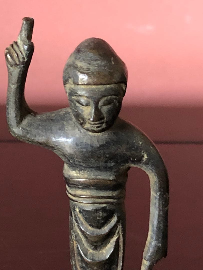 古代様式を持つ古銅誕生仏桐箱入