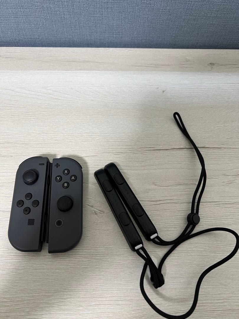 Nintendo Switch 本体とカセットとコントローラー4つ