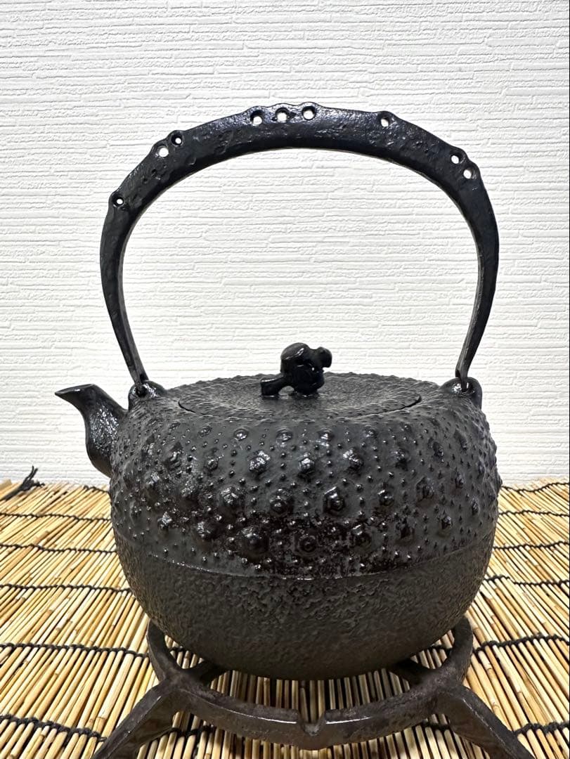 未使用保管品、供箱、付属品付　南部岩鋳造　１８型小槌亀甲　南部鉄瓶　南部鉄器