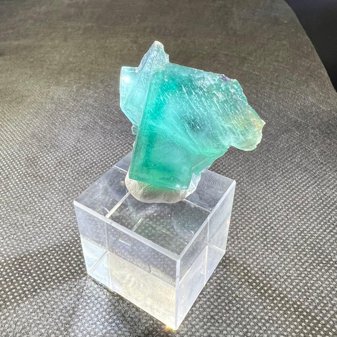 ヤオガンシャン産　「碧色」「ピクルスグリーン」フローライト　ゾーニング