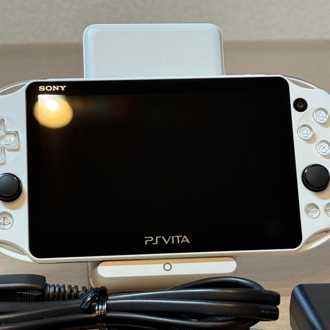 6-196【美品】PSVITA PCH-2000 グレイシャー・ホワイト