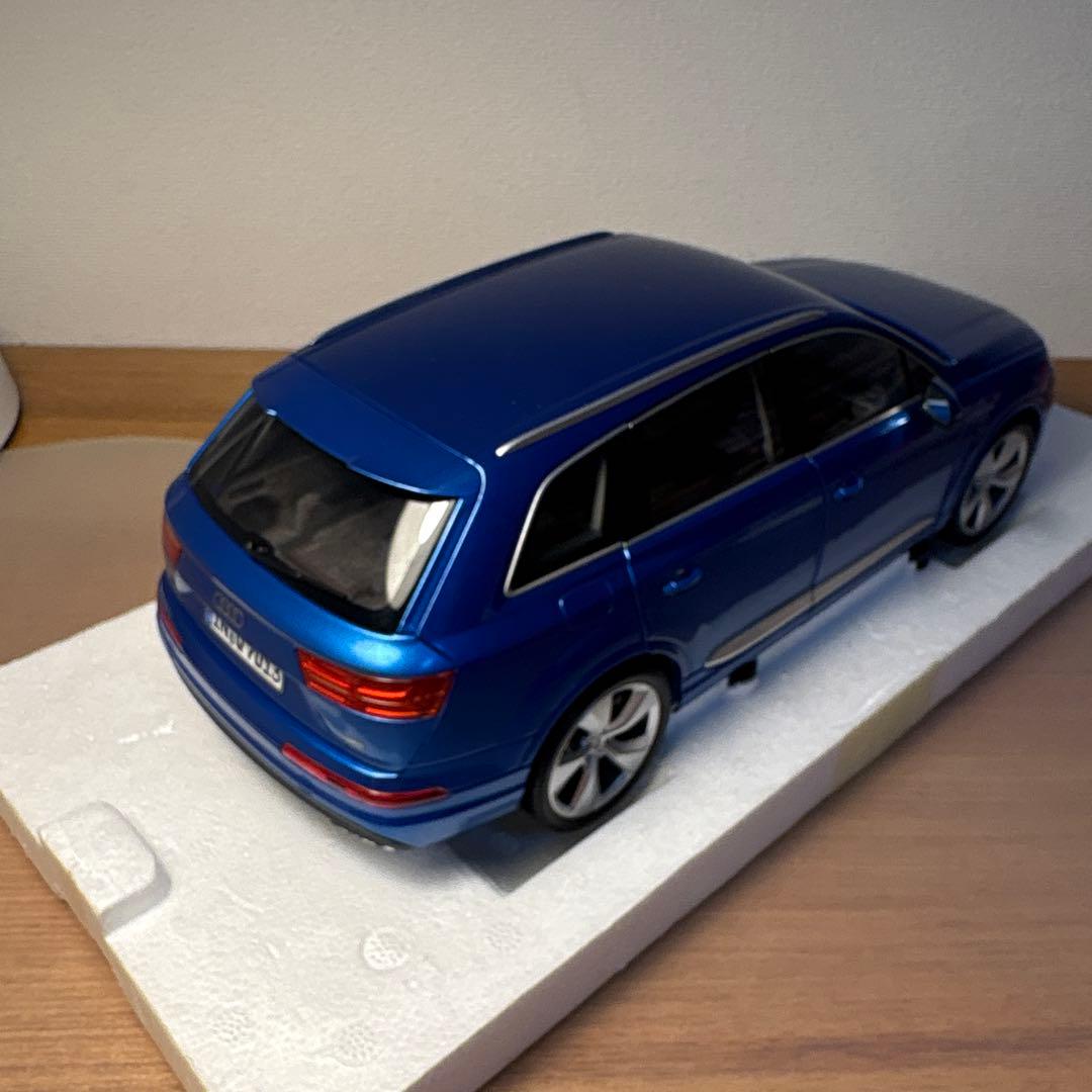 ミニチャンプス　Audi アウディ　Q7 1/18スケール ミニカー　ブルー