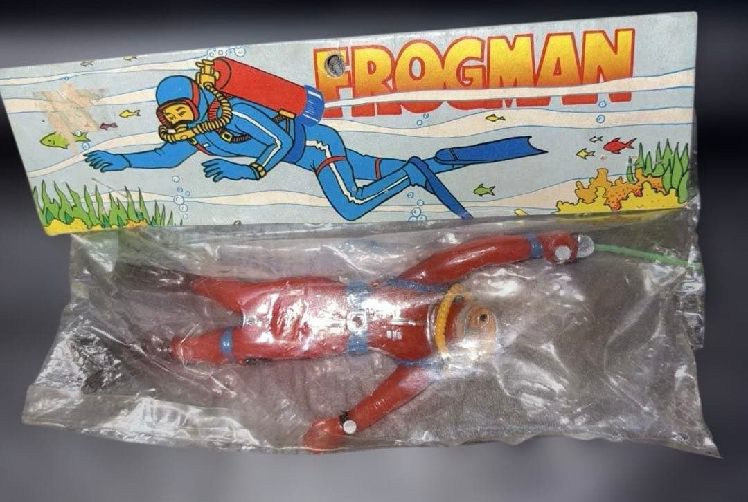 昭和時代に販売された ソフビ「Frogman」の赤いダイバーのフィギュア