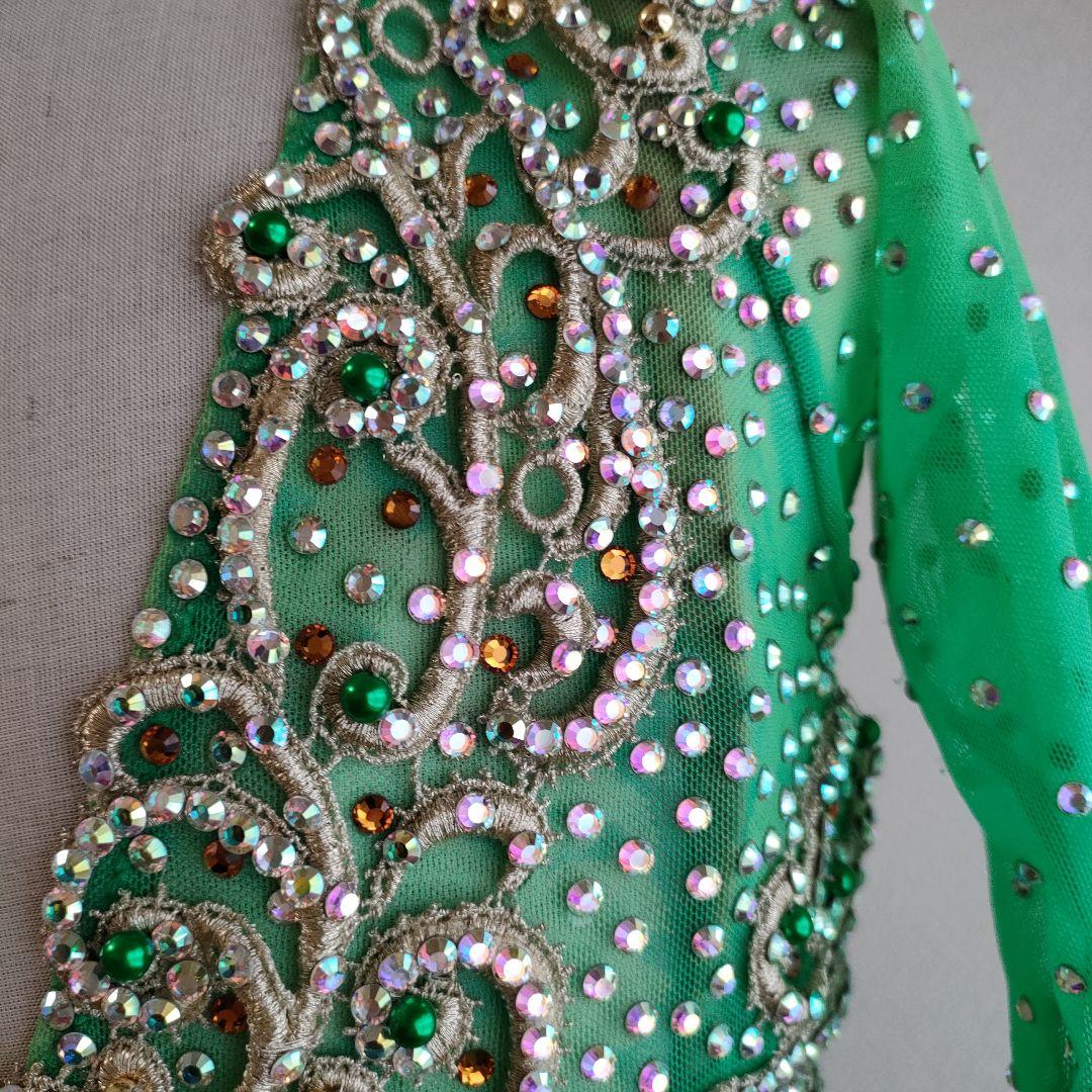 社交ダンス　とてもゴージャスで素敵な緑色のドレス