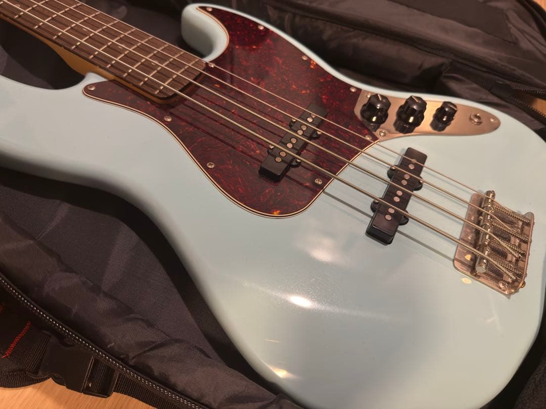 Squier Jazz Bass ライトブルー　ギグケース付き