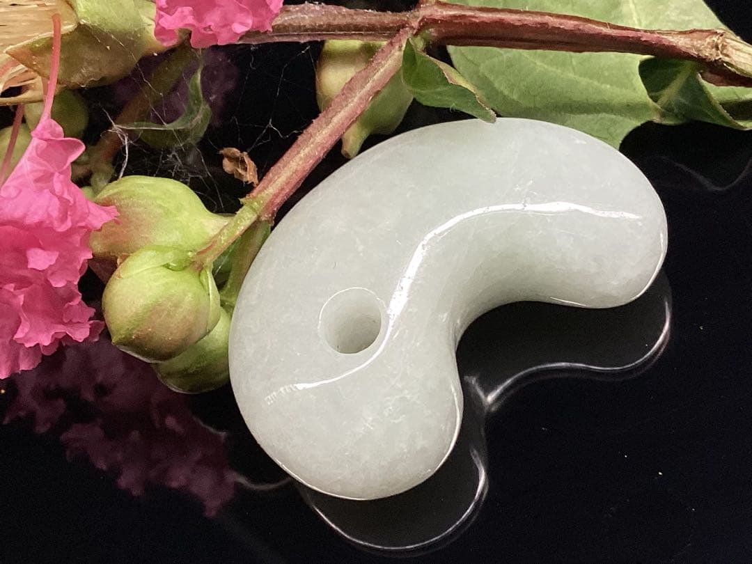 破格お値段です‼️氷アイスジェイド糸魚川翡翠勾玉　本物の守護石をお身近に鑑別書付‼️