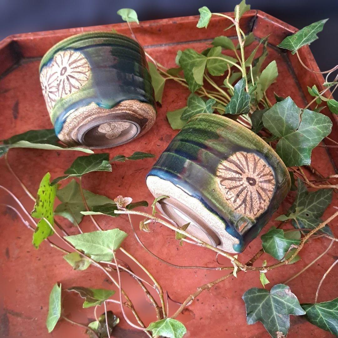 「菊花に、織部(おりべ)の深い緑」京焼き向付(直径9.5cm) 2客セット　骨董