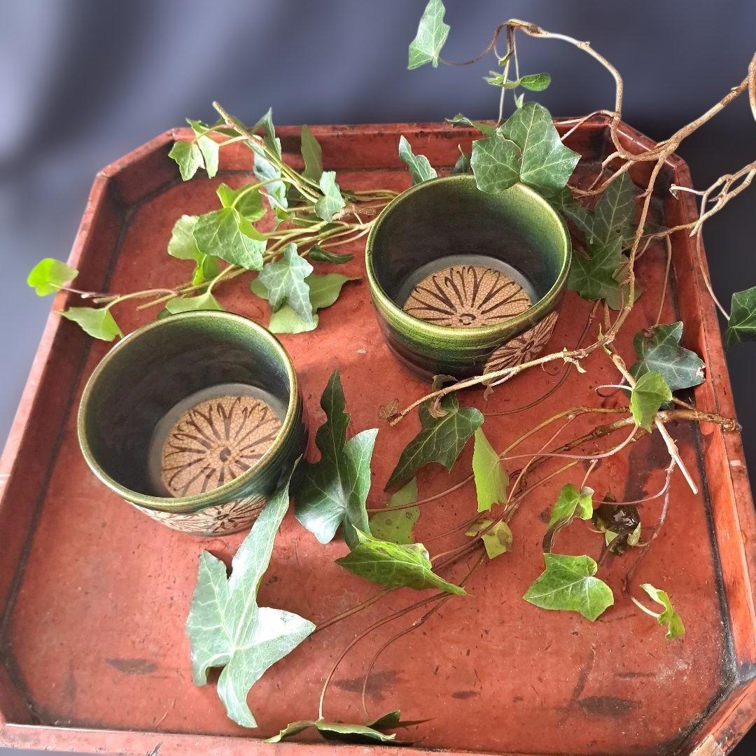 「菊花に、織部(おりべ)の深い緑」京焼き向付(直径9.5cm) 2客セット　骨董