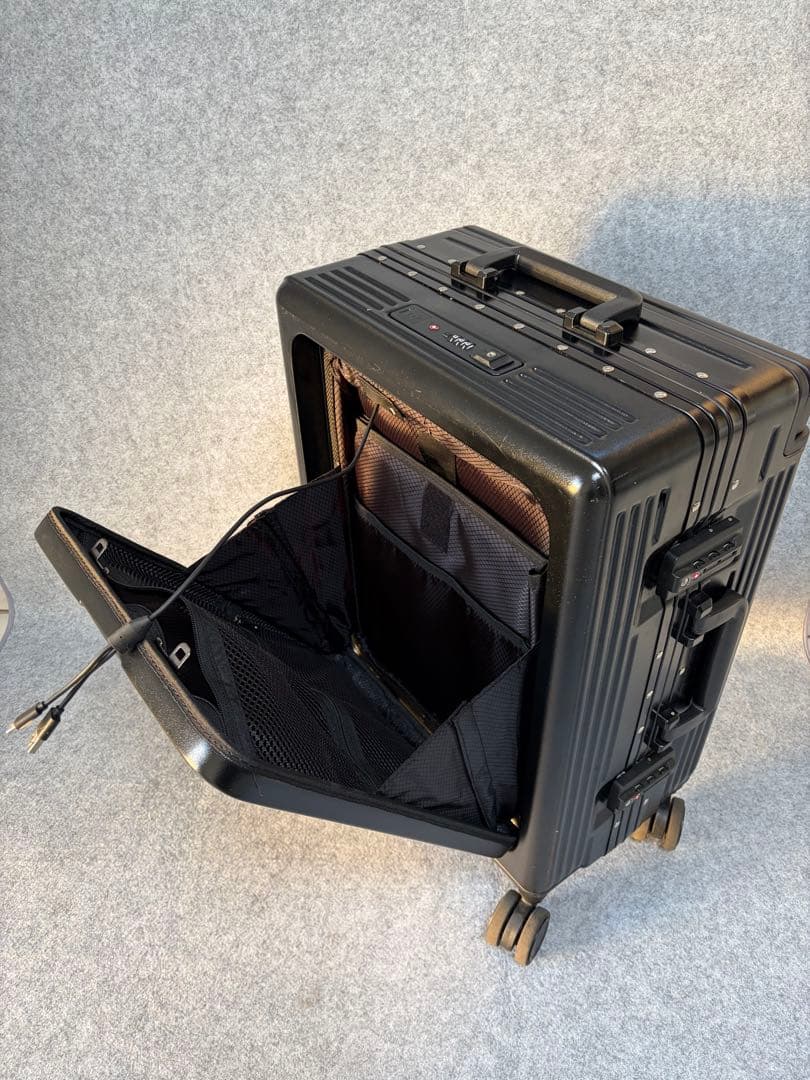 【週末価格】タビトラ　スーツケースキャリーUSBポート付き