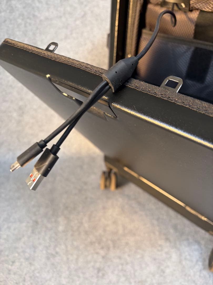 【週末価格】タビトラ　スーツケースキャリーUSBポート付き