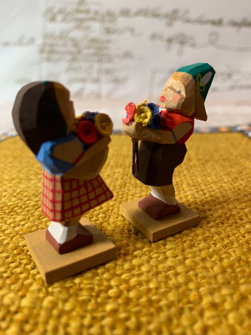 ドイツ製　エルツ山地　ヘルビッヒ工房　木製人形ザイフェン　花を持つ男女の子ペア！