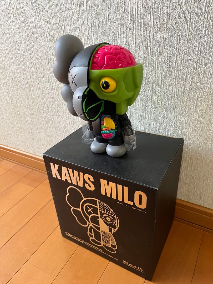 KAWS MILO フィギュア　APE オリジナルフェイク