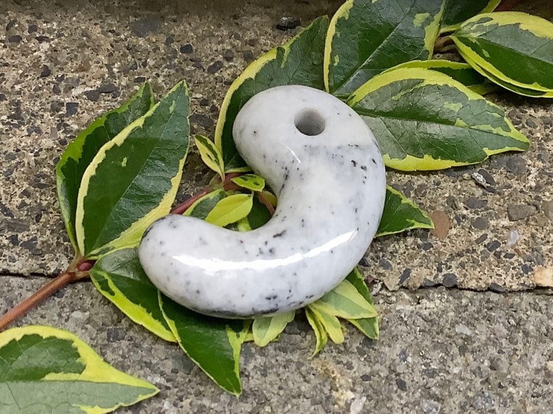 ✳何処にもありません‼️カルセドニー材料勾玉　限定品最後の1点// 糸魚川翡翠勾玉