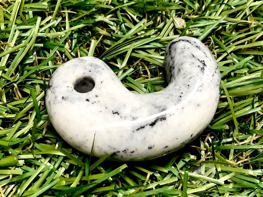 ✳何処にもありません‼️カルセドニー材料勾玉　限定品最後の1点// 糸魚川翡翠勾玉