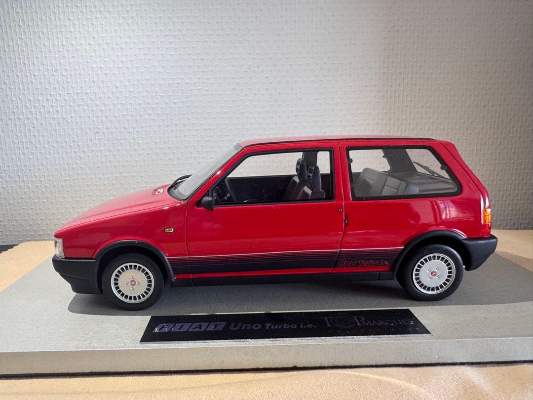 FIAT Uno Turbo i.e. ミニカー 1/18赤