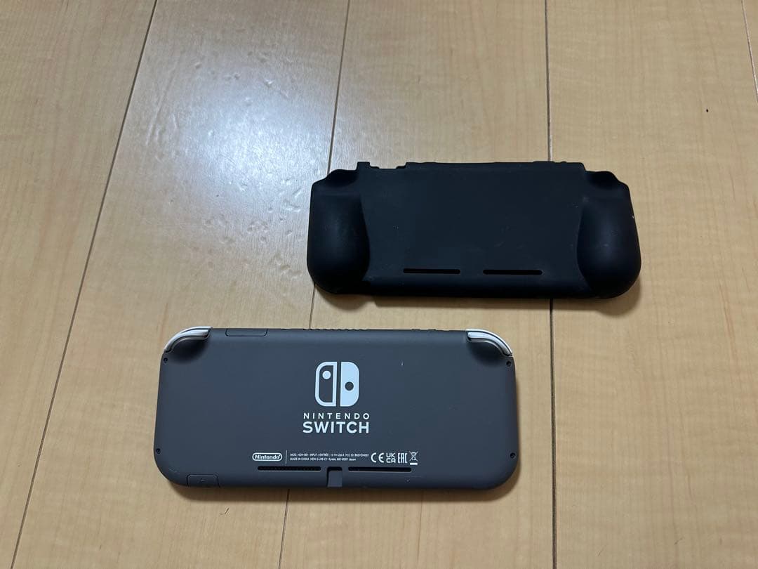 Nintendo Switch Lite 本体とカバー