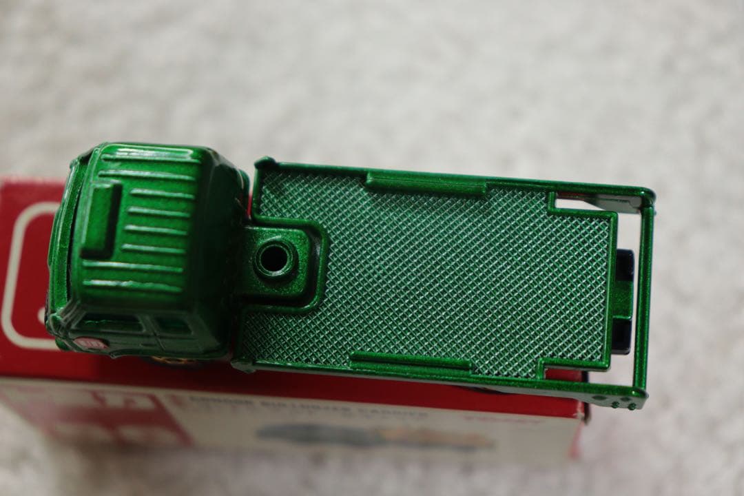 T*A様 日本製　トミカ　UD コンドル　ブルドーザーキャリア　赤箱　56