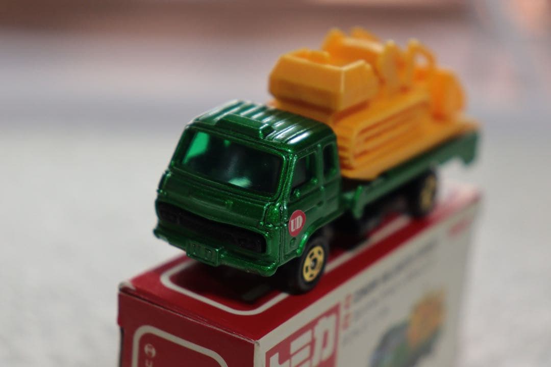 T*A様 日本製　トミカ　UD コンドル　ブルドーザーキャリア　赤箱　56