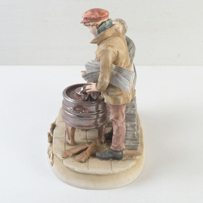 陶器人形　フィギュリン　青年と老婆　置物　C　9304A