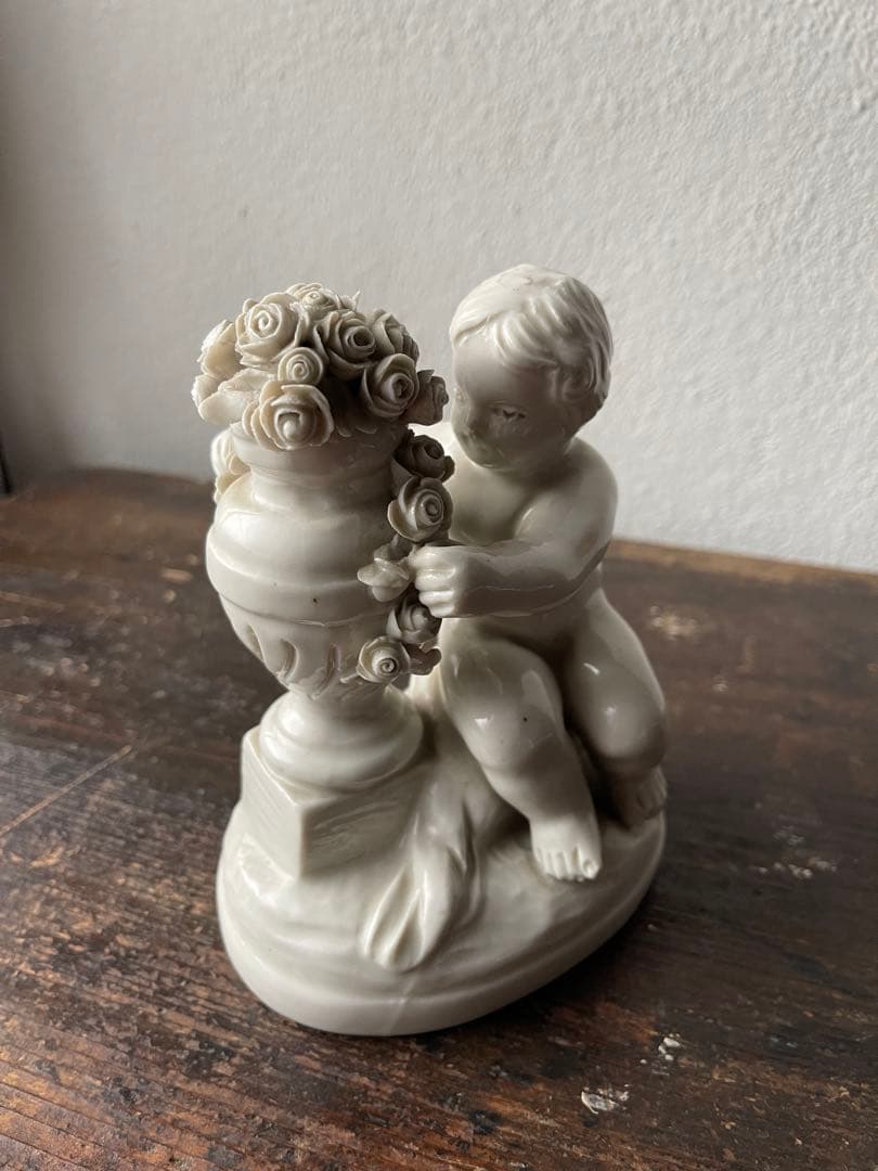 カポディモンテ　イタリアナポリ窯　エンジェル天使とバラの置物