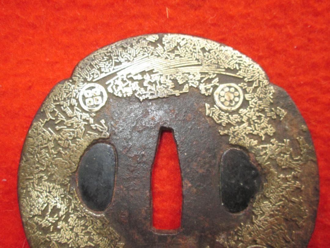 江戸期作　大鍔83mm187g　鍛鉄木瓜形鍔　吹き寄せ象嵌　家紋散らし　櫃孔埋め