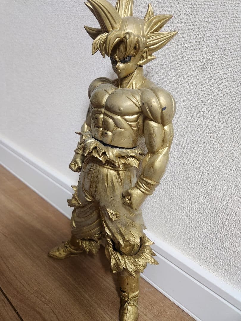 ゴールドバージョンの孫悟空フィギュア　身勝手の極意 兆 リペイント