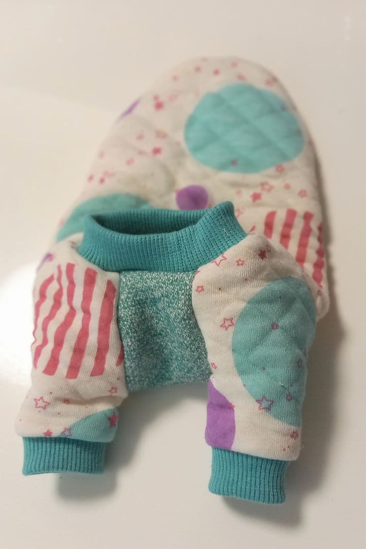 パステル系ドット柄の犬の服