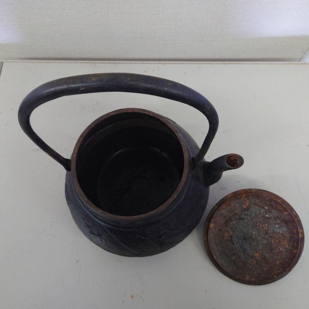 黒い鋳鉄製鉄瓶 花模様