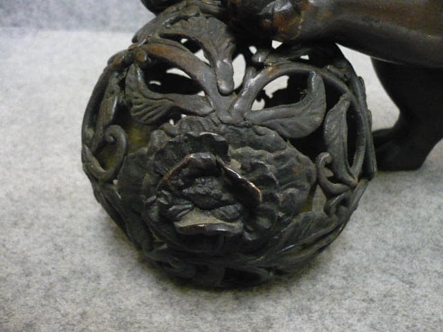 古銅玉獅子の置物 [B31640]