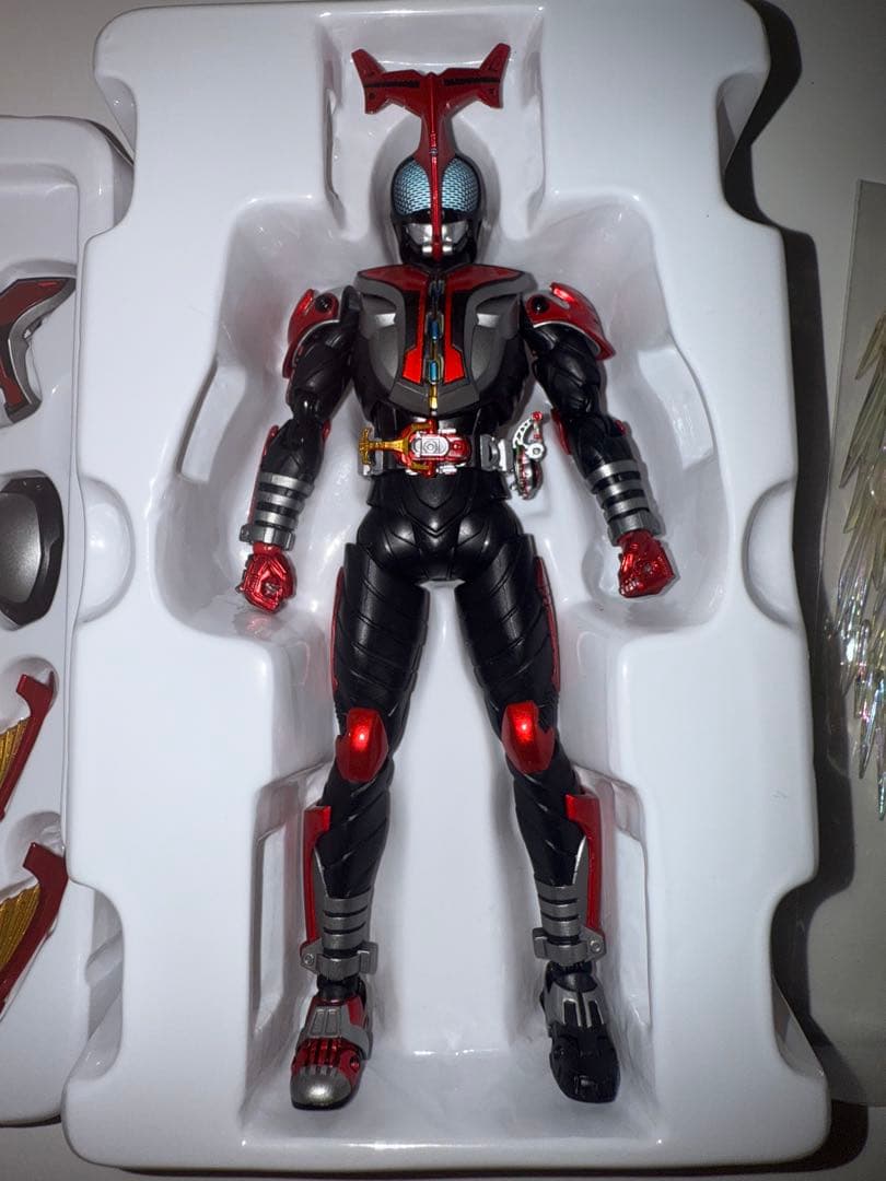 S.H.Figuarts(真骨彫製法)仮面ライダーカブトハイパーフォーム