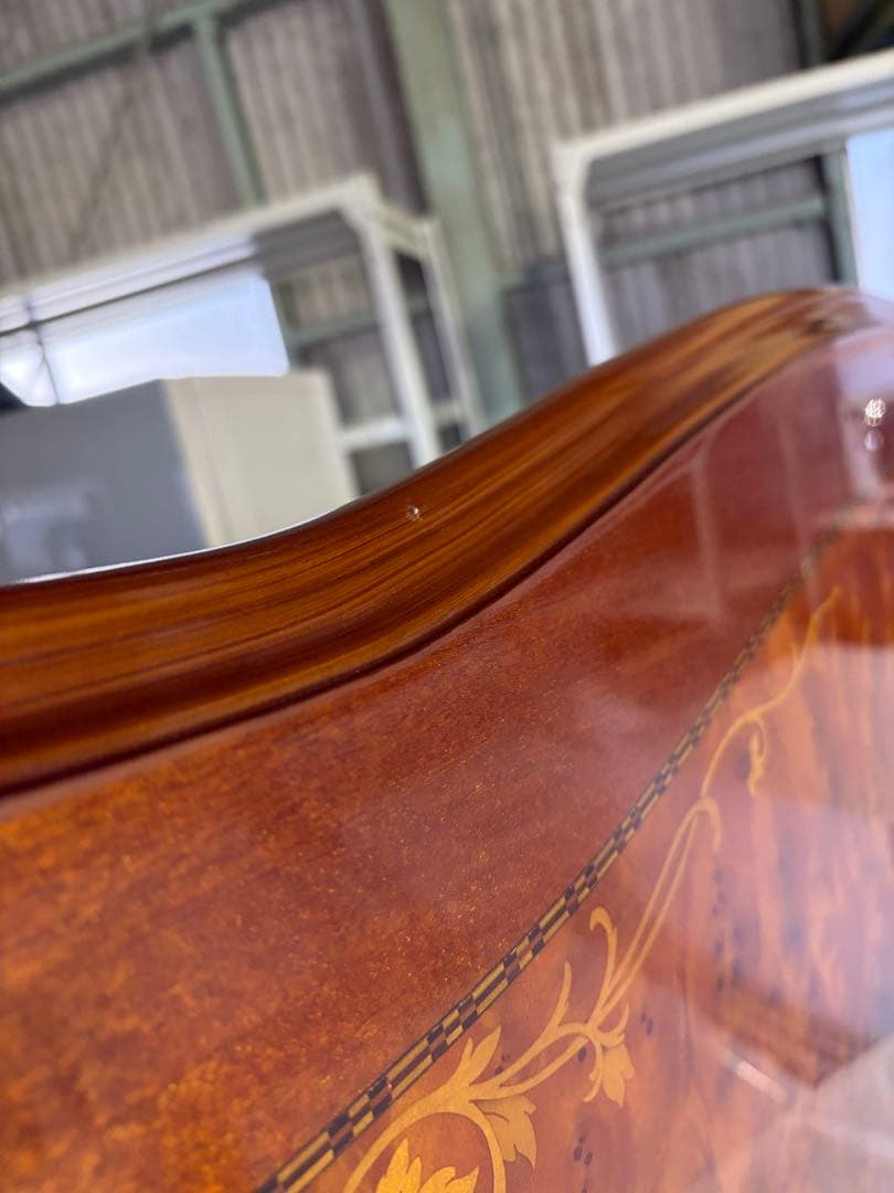 波形天板の木製テーブル