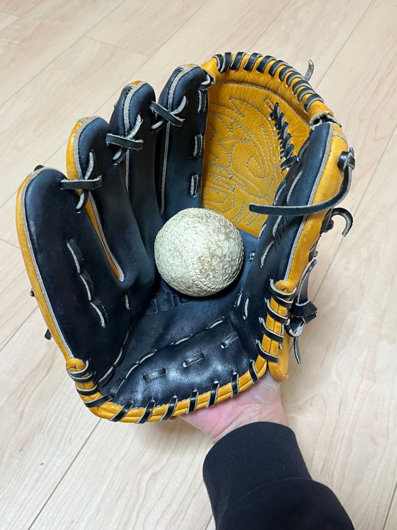 【左投げ】投手用軟式グローブ 【adidas】