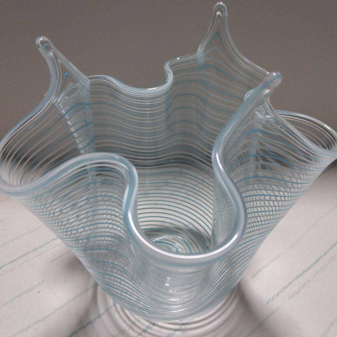 ヴェネツィアングラス　波状の青色ストライプガラス花瓶