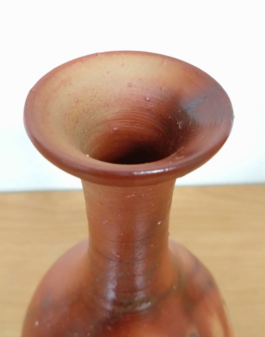 伊勢崎満作　備前焼　緋襷　鶴首花入　共箱共布栞付　備前焼花入　伊勢崎淳